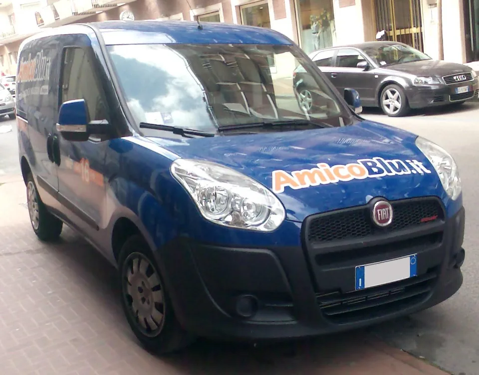 Fiat Doblò Mk2 Cargo panel van, blue, front 3/4 view